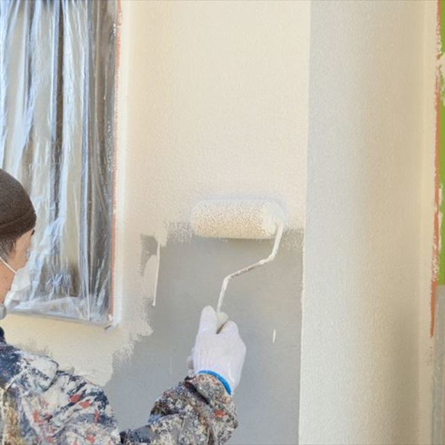 外壁を塗る職人